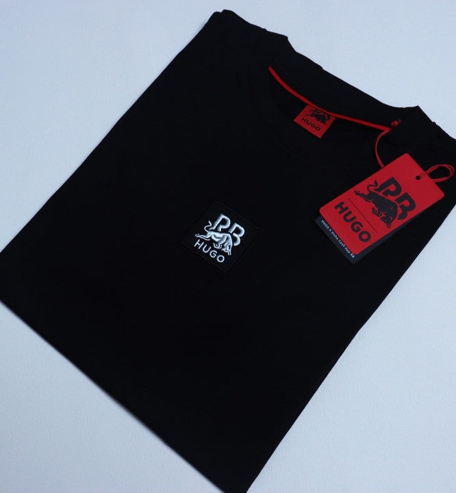 Playera Hugo negra con parche bordado