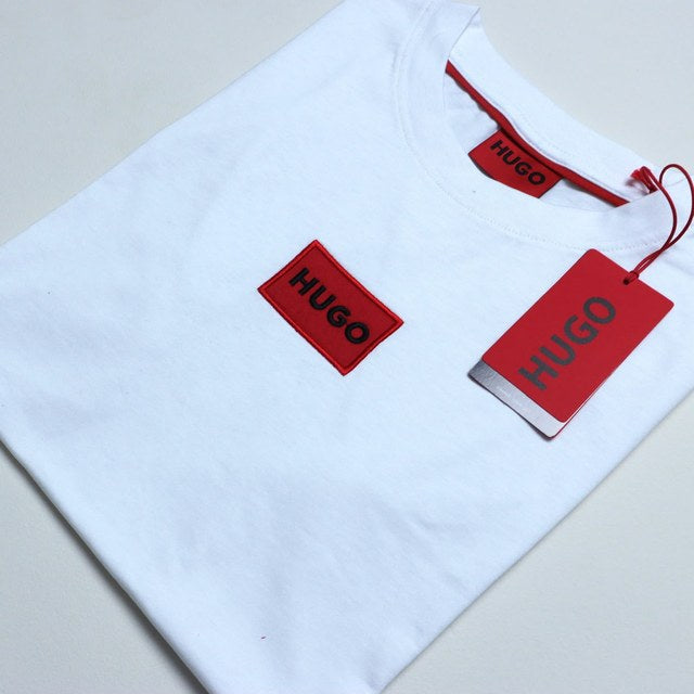 Playera Hugo parche rojo